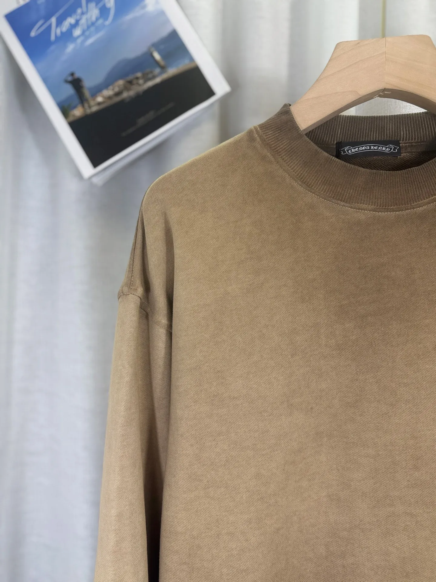 P260 top version, real shot without P, ​​different from market currency) 𝗖𝗵𝗿𝗼𝗺𝗲 𝗛𝗲𝗮𝗿𝘁𝘀/Cro Heart 2025 washed patch embroidery autumn and winter new original single counter American laser burnt 3D three-dimensional color embroidered couple casual sweatshirt 👑The highest version! Customized fabric 420g tripe terry fabric! American acid-washed and distressed original fabric laser burnt ✟appliqué embroidery and exquisite embroidery of letters! The best-selling model in the counter, very comfortable to wear. Accessories: original molded and authenticated collar label➕100% silk wash label. Genuine purchase-grade original hangtag➕matching hanging rope➕3D hanging beads➕original packaging bag. Craftsmanship: The original version has consistent wiring! The highest version of the armhole matching technique! Color: Earth Yellow Gray Black Size: S M L XL Style No.: 9320